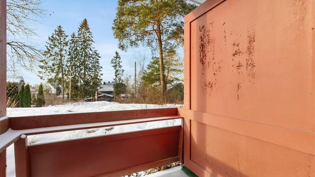 Leiligheten ligger i byggets 1. etasje/underetasje, med heisadkomst til de andre etasjene. Standard er hovedsakelig fra byggeår og full oppussing må påregnes. Foto: Petter Tanum /TanumFoto