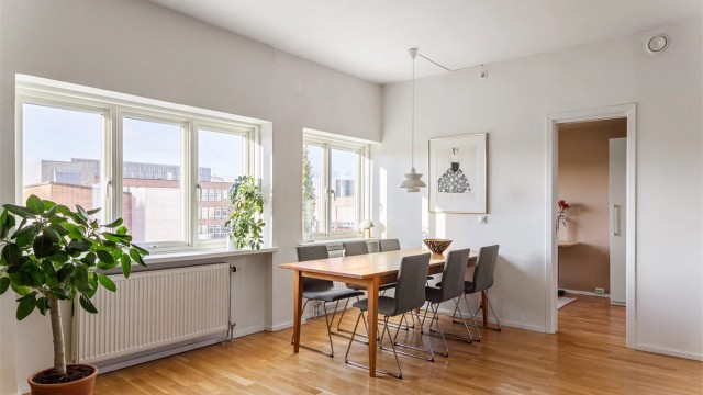 Spiseplassen er omkranset av store vindusflater som slipper inn rikelig med dagslys og fin ettermiddagssol.