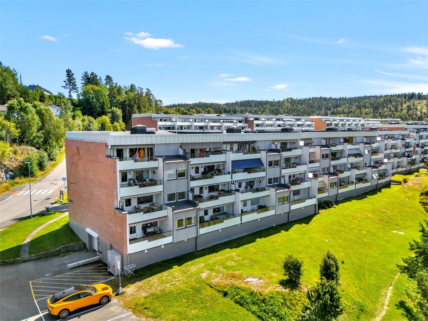 Elgtråkket 1B ligger i et attraktivt og svært barnevennlig område i Rælingen kommune. Leiligheten ligger på Blystadlia, et område bestående hovedsakelig av blokkbebyggelse, rekkehus og eneboliger. 