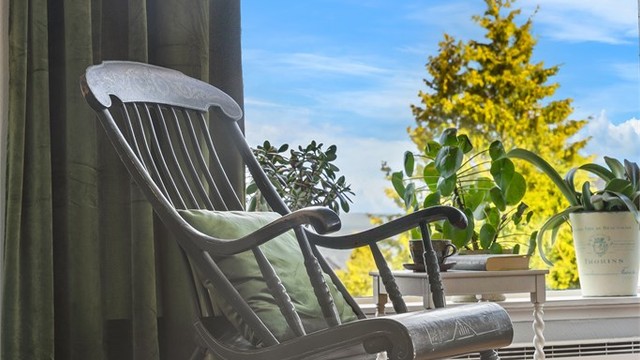 Vindusposten gir et flott utsyn mot hagen og nærområdet.