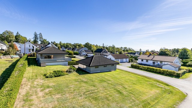 Den nær 1,2 mål store eiendommen har en utpreget solfylt og attraktiv beliggenhet på hjørnet mellom Utgjerdsveien og Parkveien i Halmstad.