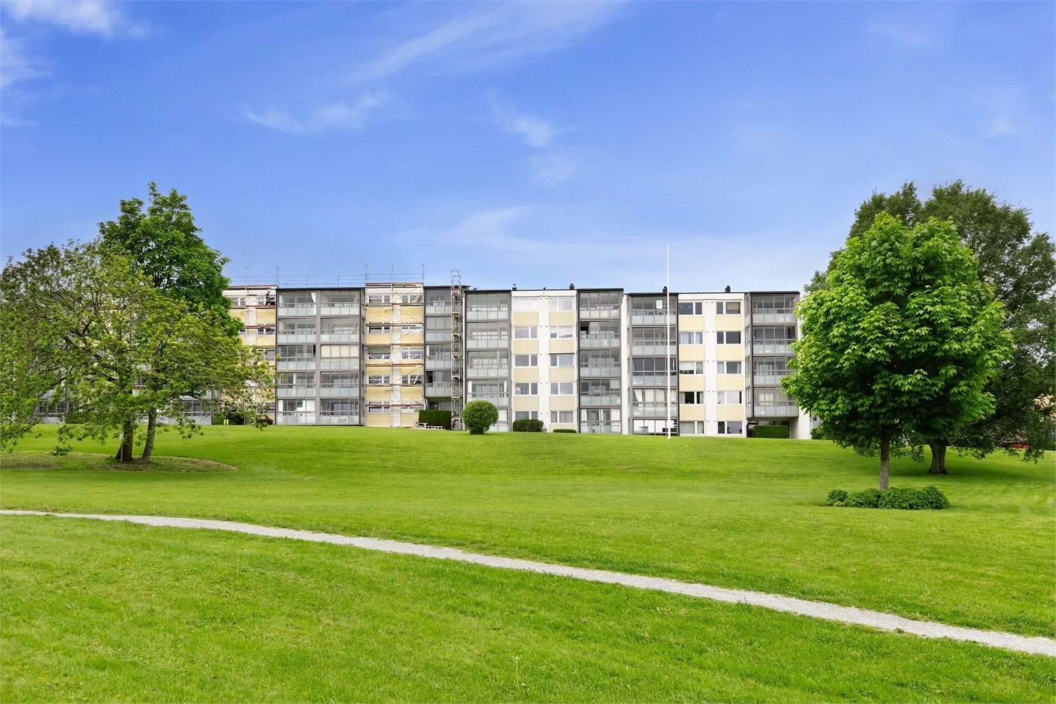 Borettslaget har store og velholdte grøntområder til felles bruk.