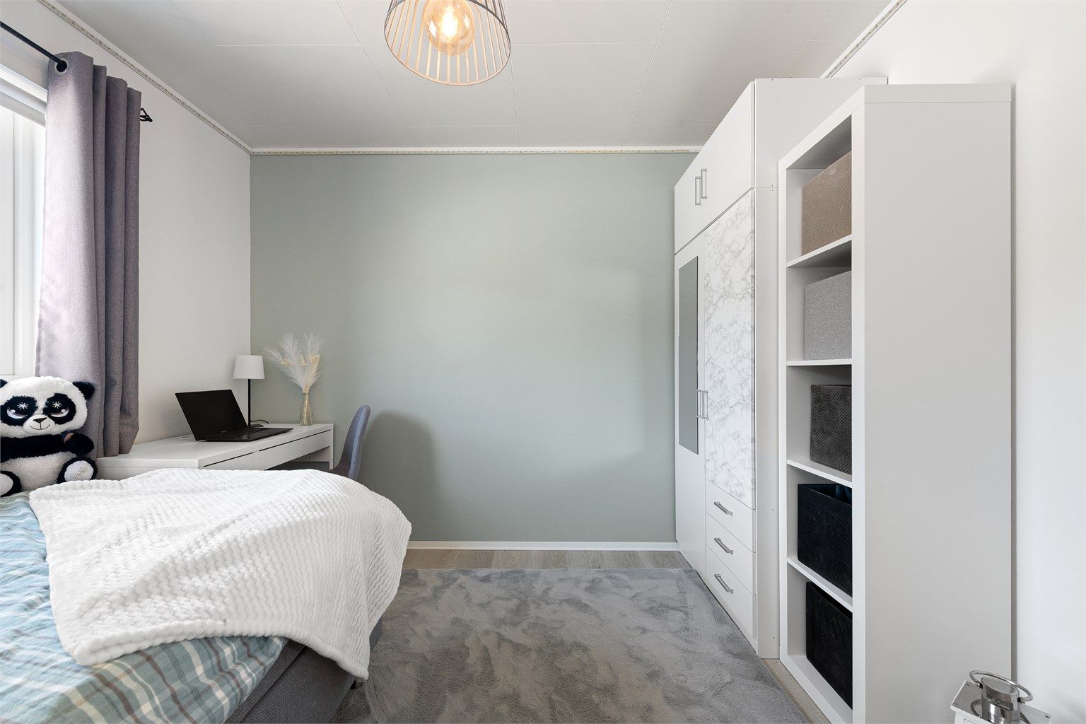 Dette soverommet i andre etasje har plass til både seng, skrivepult og garderobeløsning.