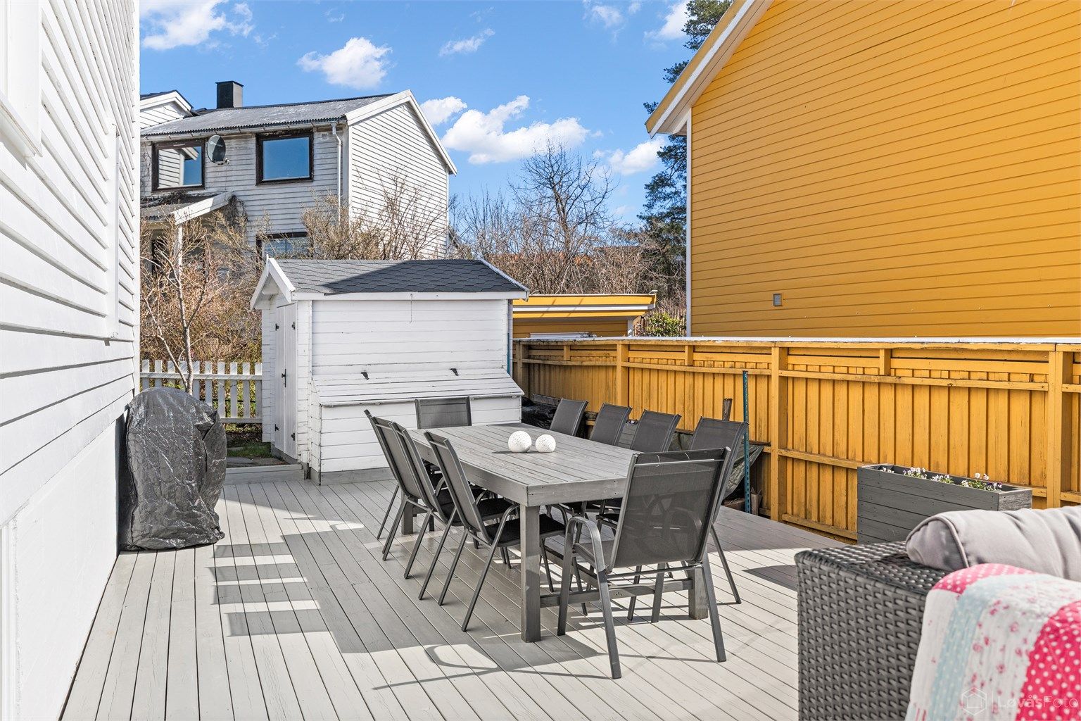 På eiendommen er det også en frittstående, uisolert utebod på 8 m² for ekstra lagring.