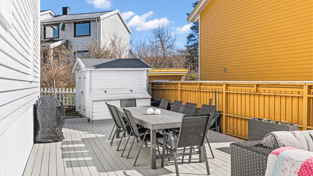 På eiendommen er det også en frittstående, uisolert utebod på 8 m² for ekstra lagring.