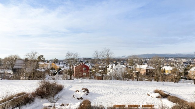 Utsikt over sameiets parkmessige fellesarealer, mot Holmenkollen og over nærområdet