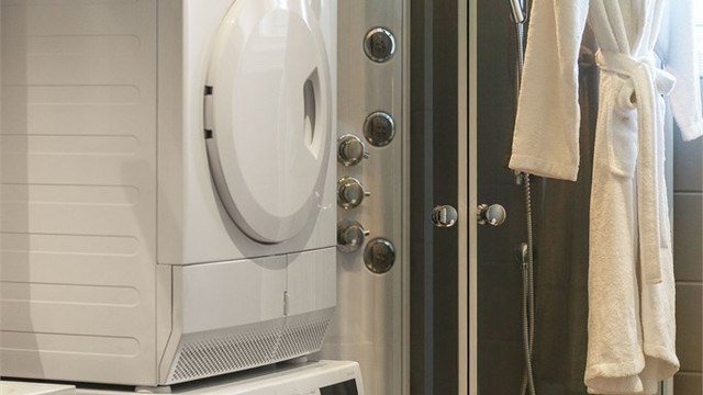 Fargevalget på flisene gir badet et spapreg