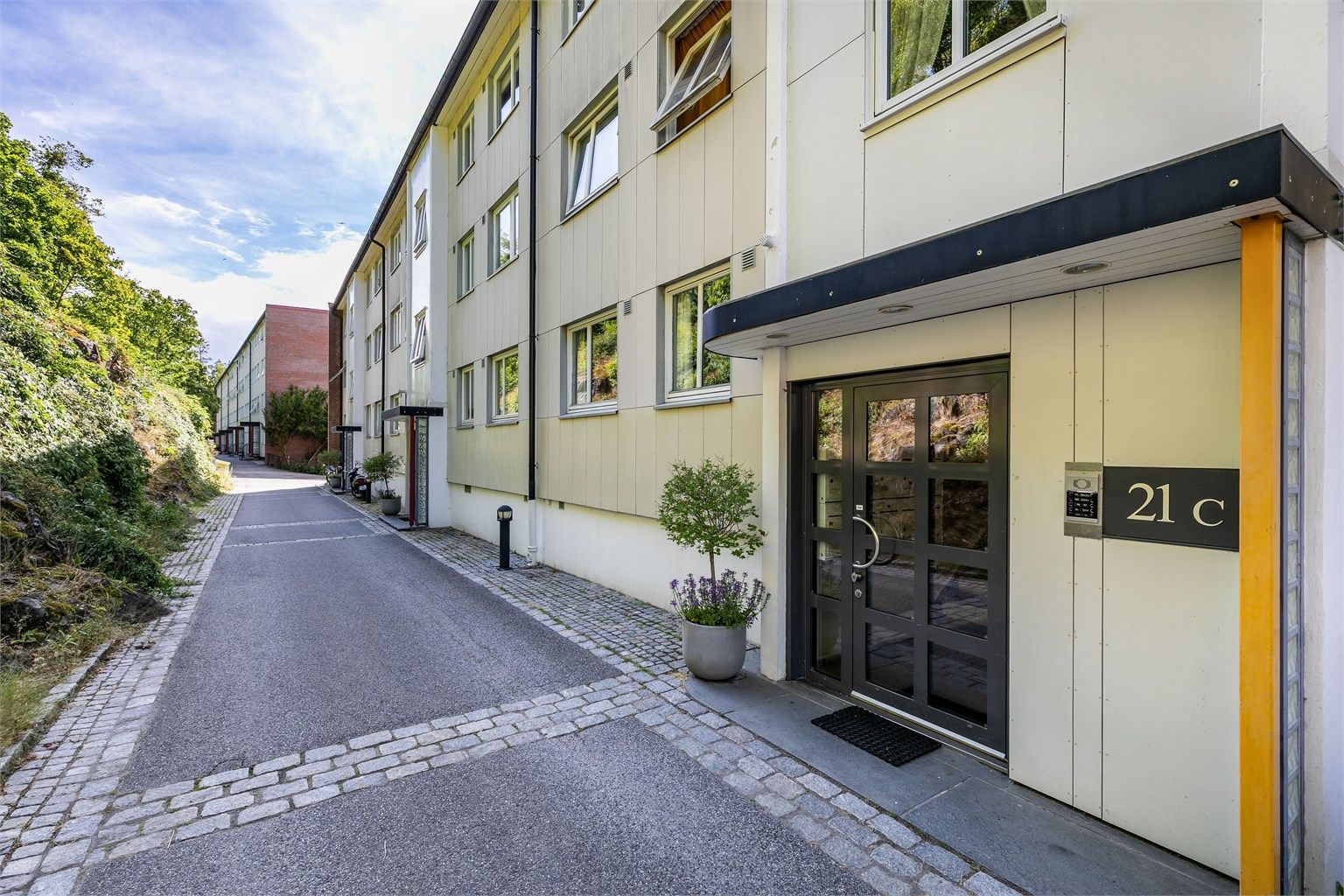 Hovedinngangen har porttelefon som betjenes fra leilighetens entré.
