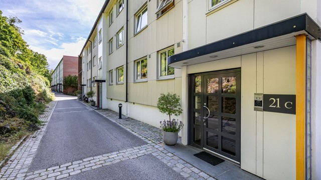 Hovedinngangen har porttelefon som betjenes fra leilighetens entré.