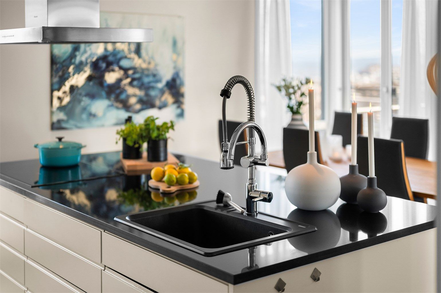 Kjøkkenøyen fungerer som et naturlig samlingspunkt, og den åpne løsningen gir en sosial og praktisk ramme rundt matlagingen.