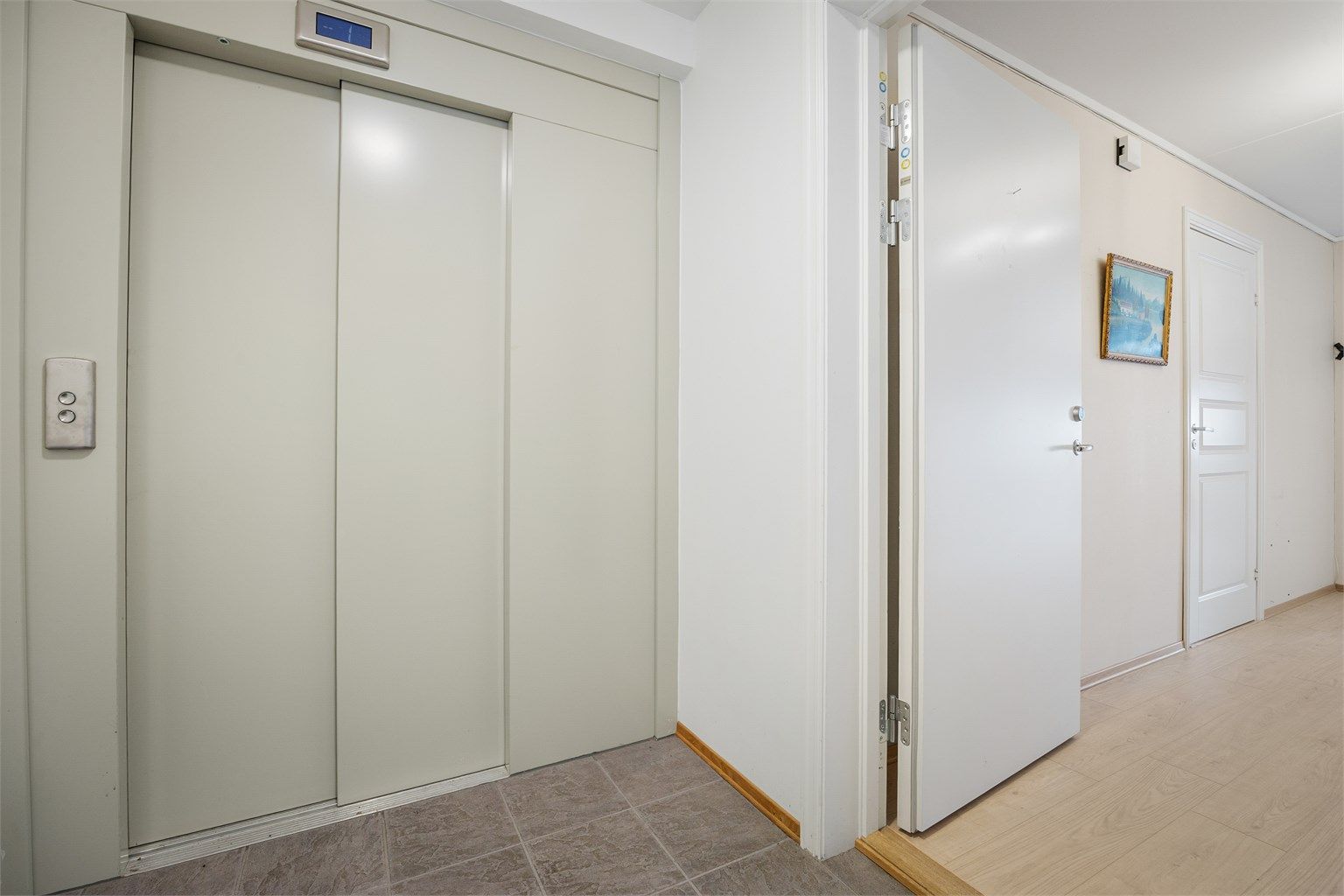 Fra inngangspartiet er det heis samt trappeadkomst til byggets øvrige etasjer og kjeller.