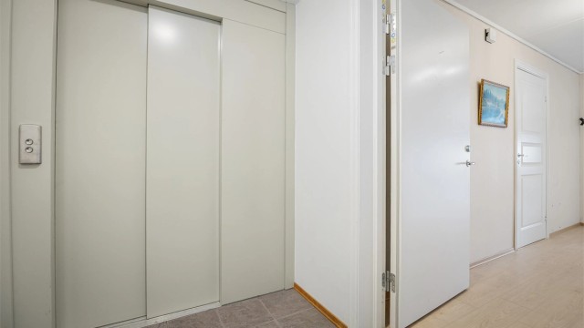 Fra inngangspartiet er det heis samt trappeadkomst til byggets øvrige etasjer og kjeller.
