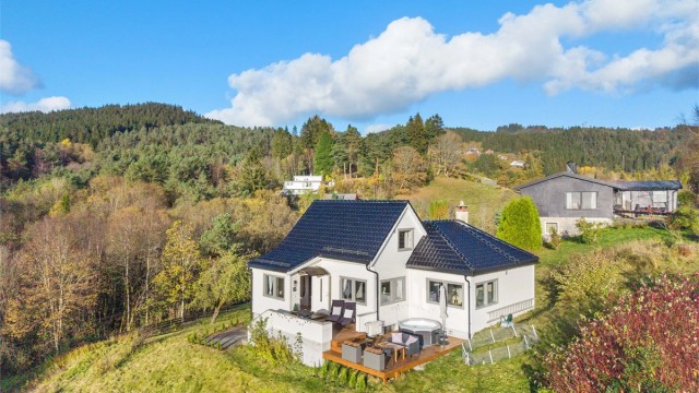 Enebolig med stor tomt, garasje og gode solforhold hele dagen.