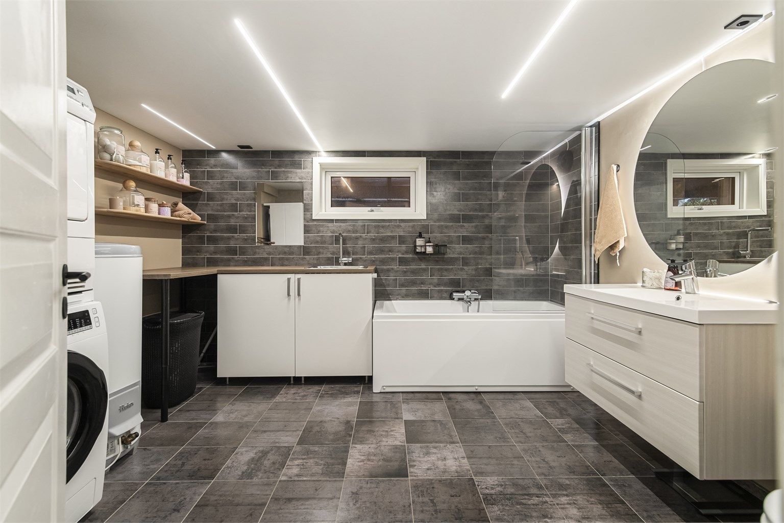 Rommet har også praktisk benkeskap med slette fronter og laminatbenkeplate med utslagsvask. Opplegg for både vaskemaskin og tørketrommel.