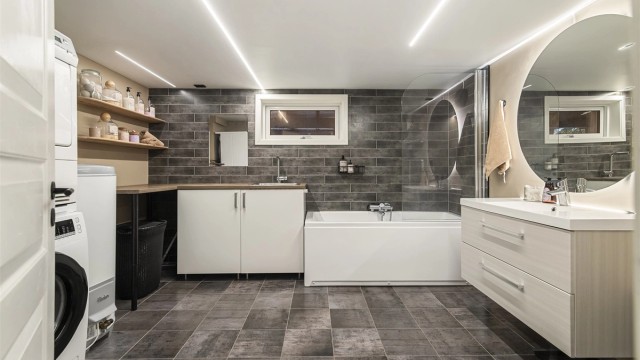 Rommet har også praktisk benkeskap med slette fronter og laminatbenkeplate med utslagsvask. Opplegg for både vaskemaskin og tørketrommel.