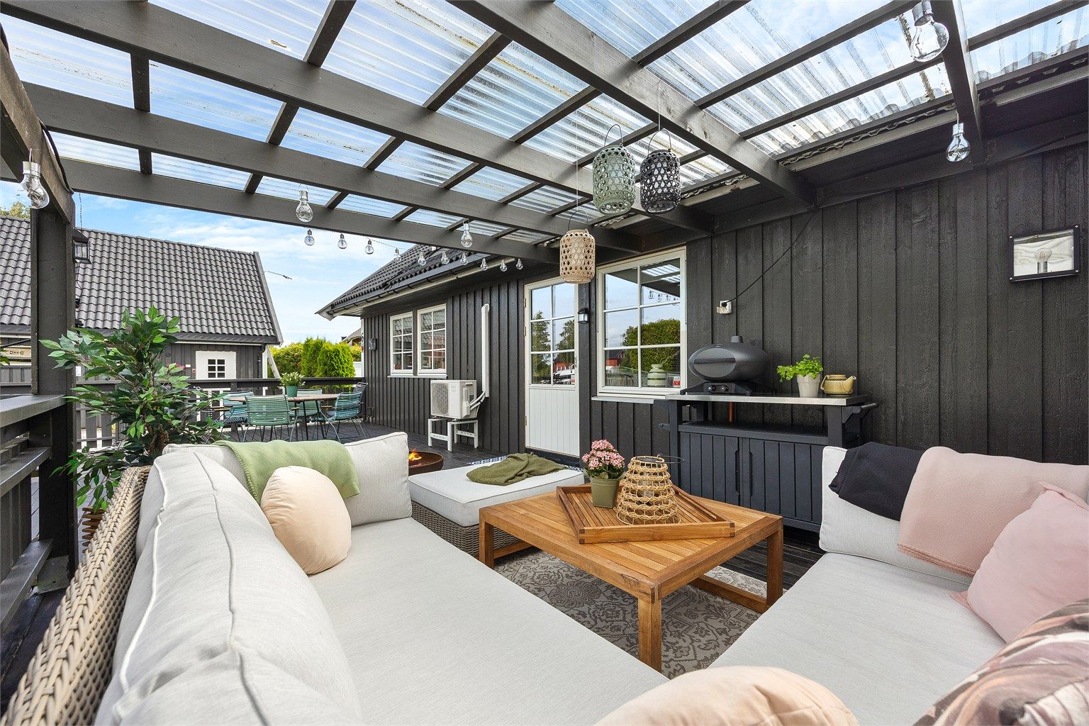 Utsikt fra terrassen mot nærområdet.