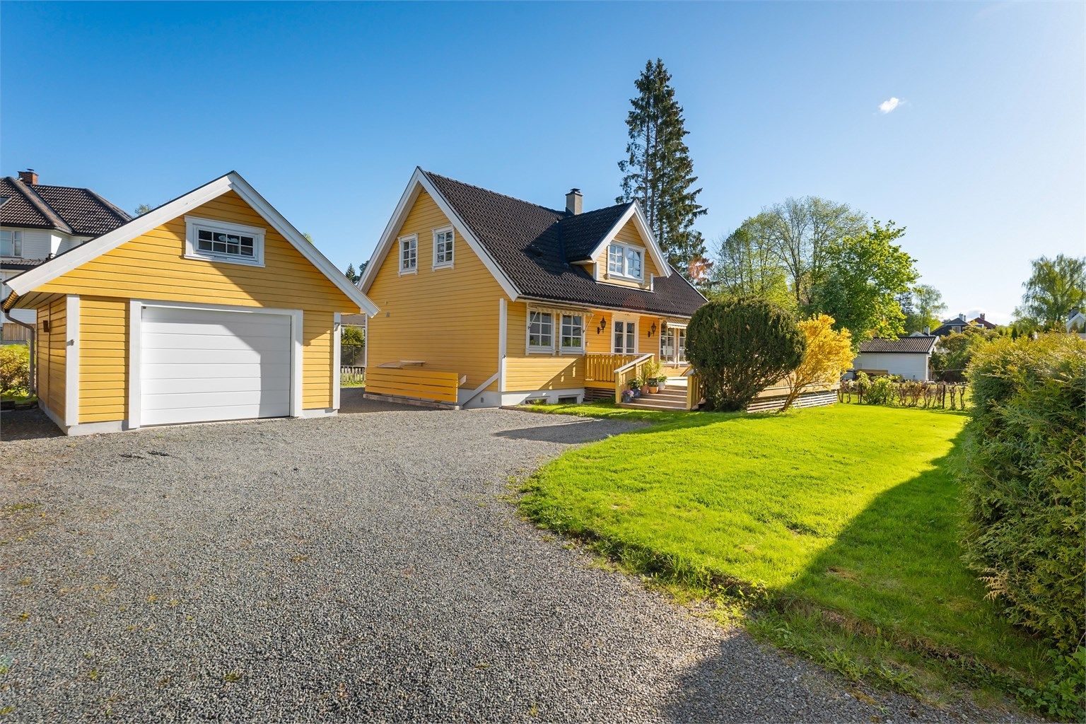 Velkommen til Tverrveien 7 - En flott familiebolig innerst i felles stikkvei omringet av barnevennlige omgivelser