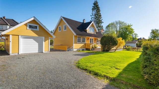 Velkommen til Tverrveien 7 - En flott familiebolig innerst i felles stikkvei omringet av barnevennlige omgivelser