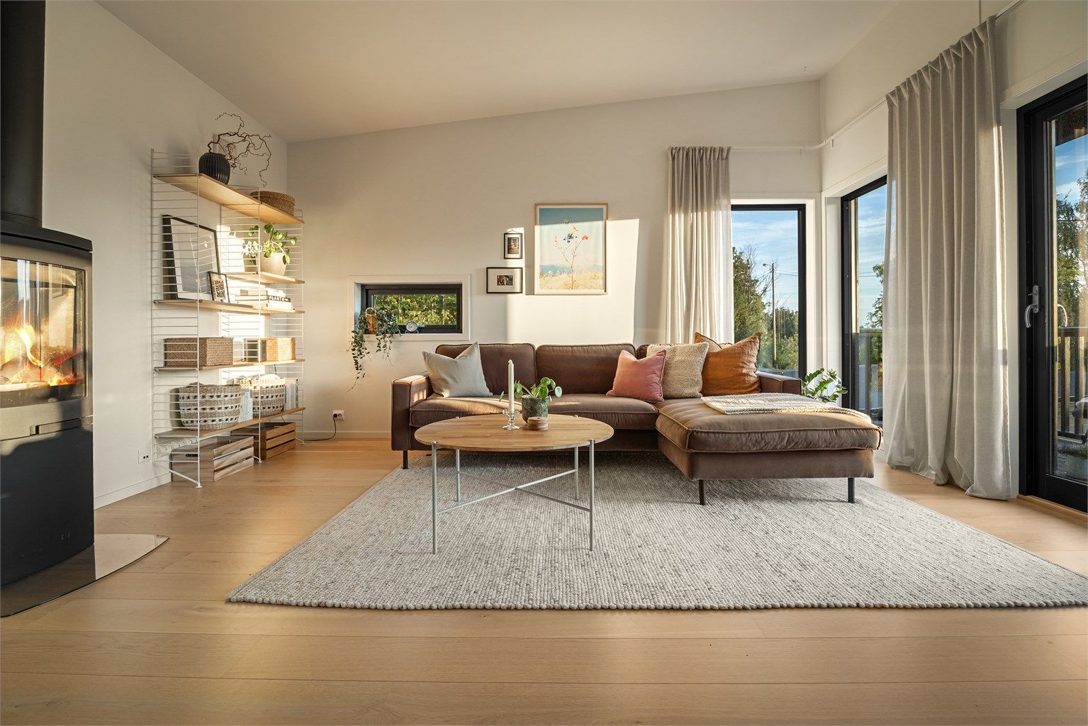 Boligen har en gjennomgående innbydende og stilren utførelse