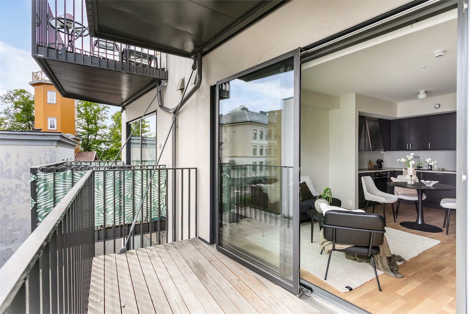 På deilige sommerdager er balkongen et prisverdig ekstra areal til stuen, like perfekt for morgenkaffen som for mindre måltider.