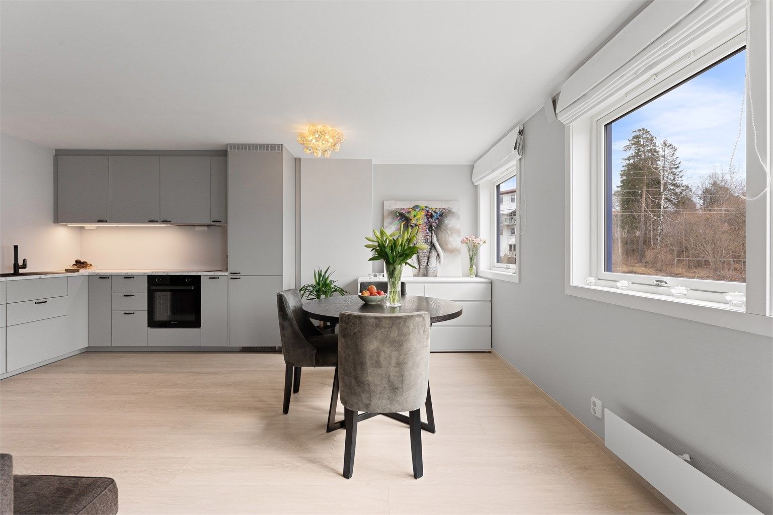 Spiseplassen er naturlig plassert i overgangen mellom kjøkken og stue.