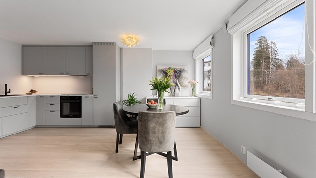 Spiseplassen er naturlig plassert i overgangen mellom kjøkken og stue.