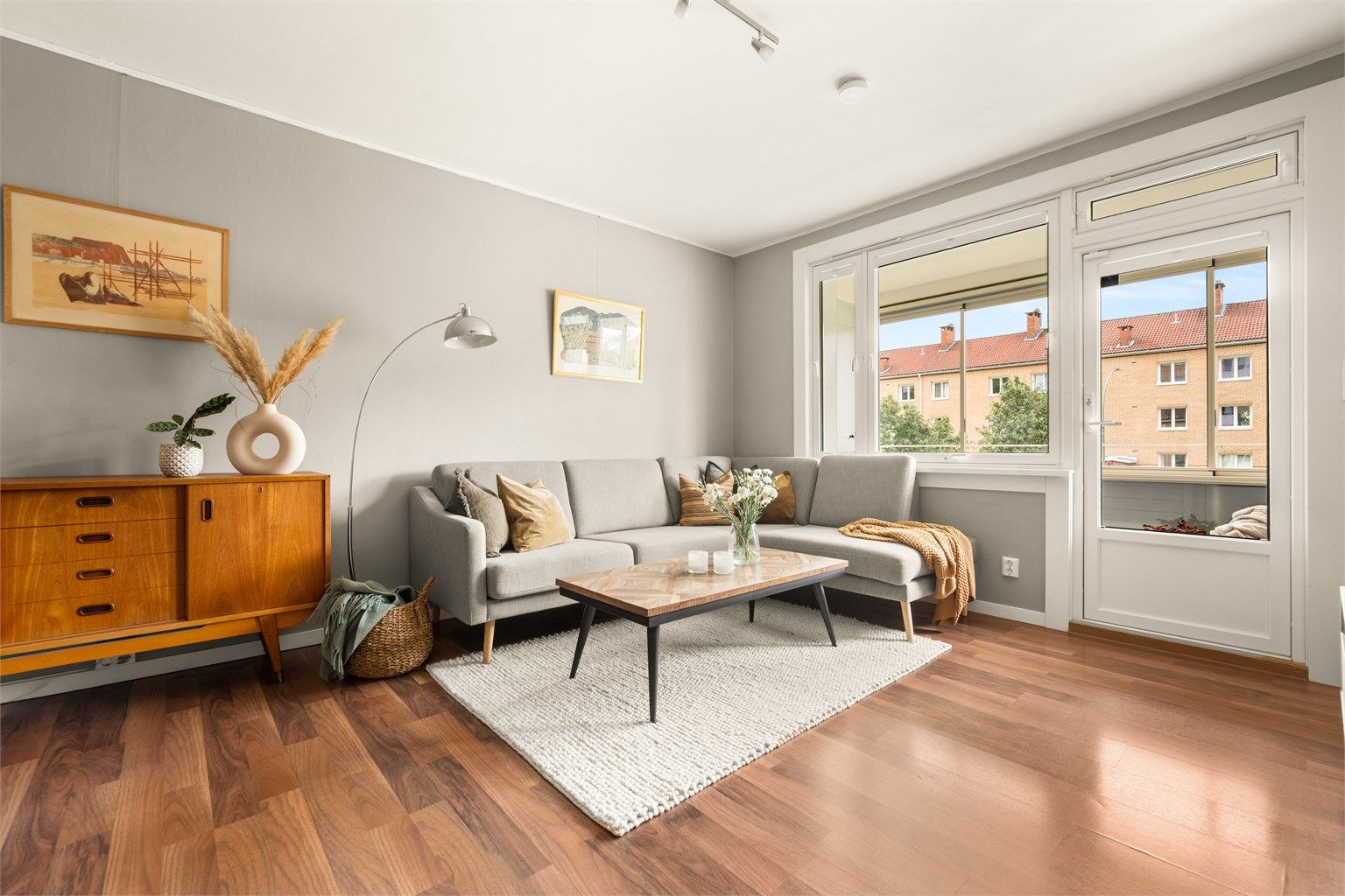 En lys og gjennomgående leilighet med store vindusflater fra 2019 og utgang til balkong. Foto: Martine Eren Studio
