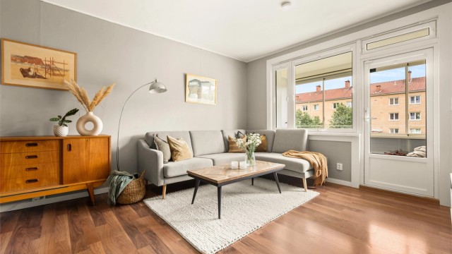 En lys og gjennomgående leilighet med store vindusflater fra 2019 og utgang til balkong. Foto: Martine Eren Studio