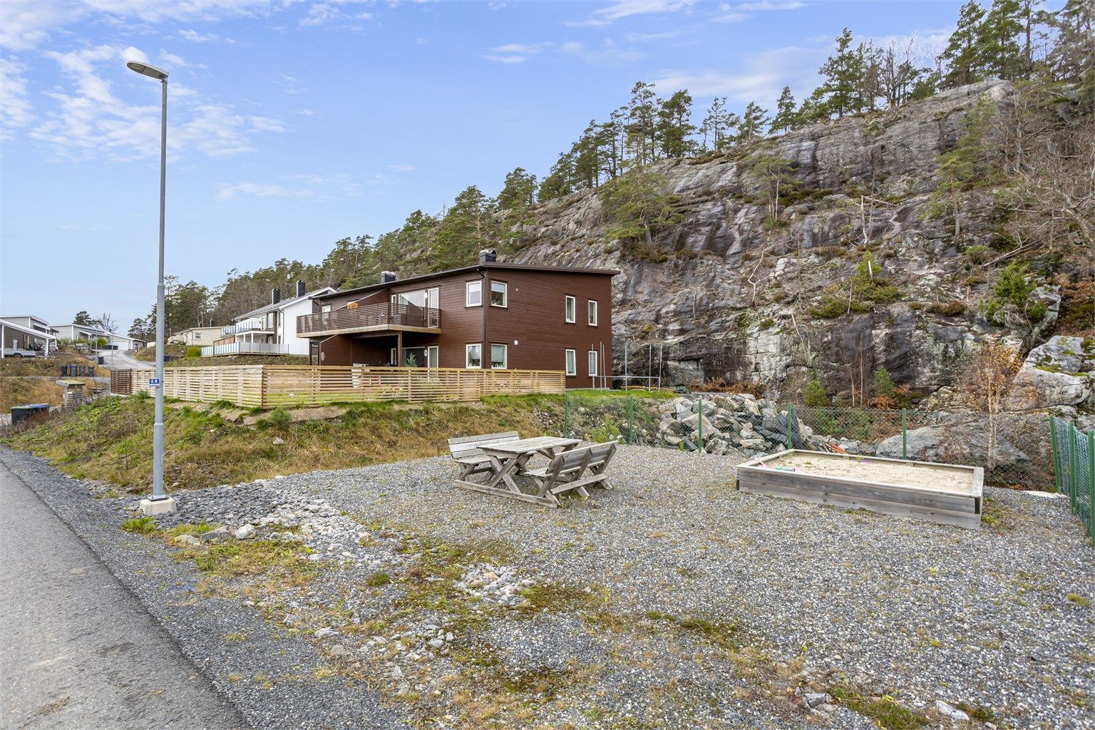 Herfra er det enkel tilgang til turområder, og en snarvei ned til sjøen via Tangenheia.