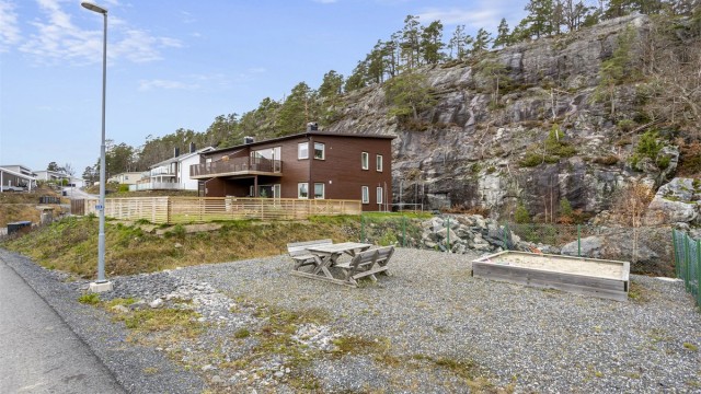 Herfra er det enkel tilgang til turområder, og en snarvei ned til sjøen via Tangenheia.