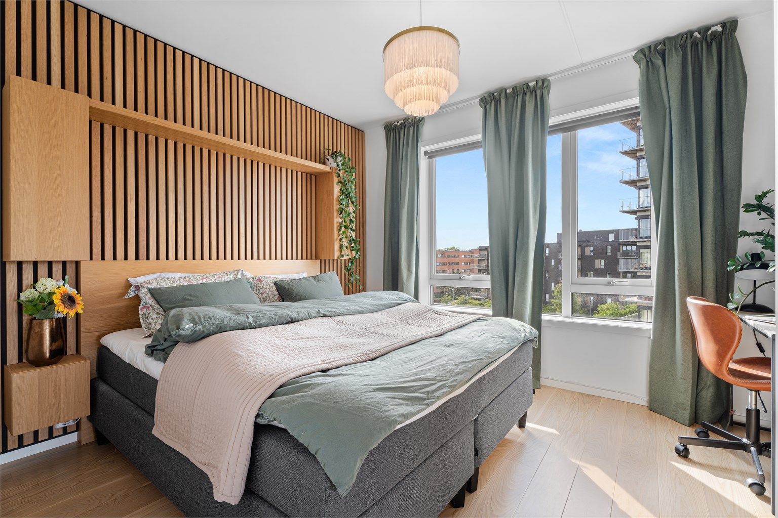 Soverom er av god størrelse og påkostet med moderne spilevegg med innebygget nattbord og hyller.