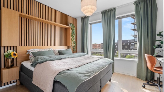 Soverom er av god størrelse og påkostet med moderne spilevegg med innebygget nattbord og hyller.