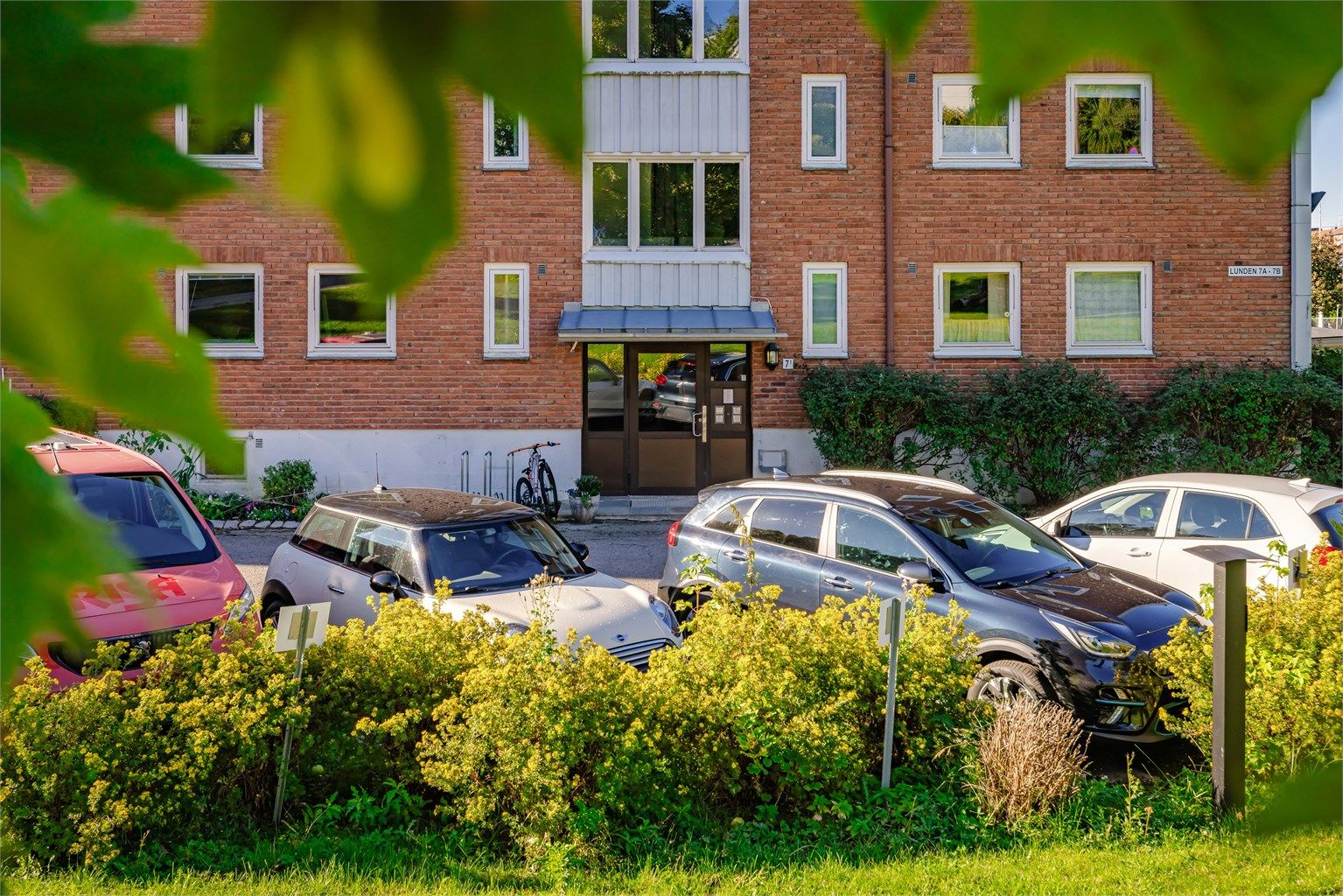Sameiet disponerer 45 uteplasser og 45 parkeringsplasser i garasje som leies ut etter venteliste. 