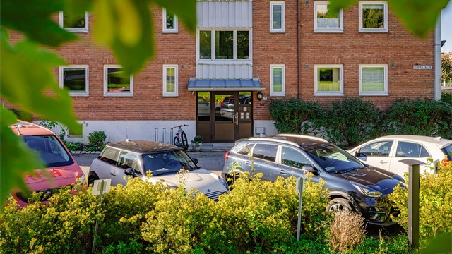 Sameiet disponerer 45 uteplasser og 45 parkeringsplasser i garasje som leies ut etter venteliste.
