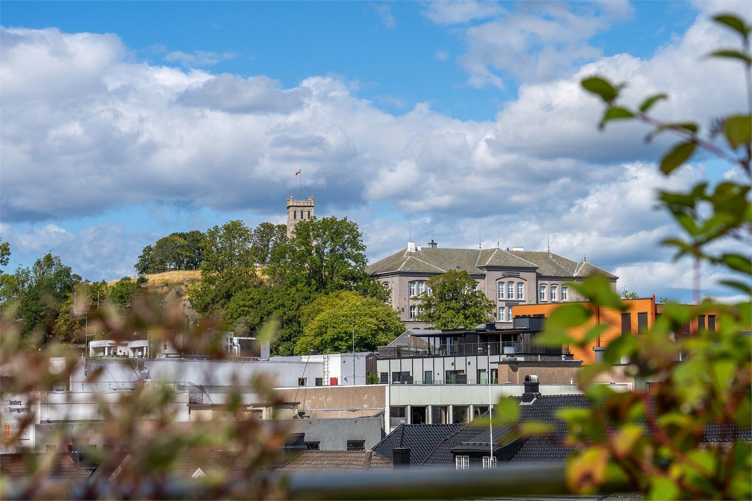 Fin utsikt til slottsfellet og kirkespiret 