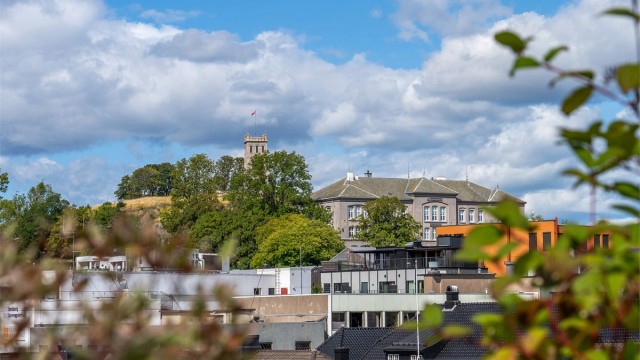 Fin utsikt til slottsfellet og kirkespiret