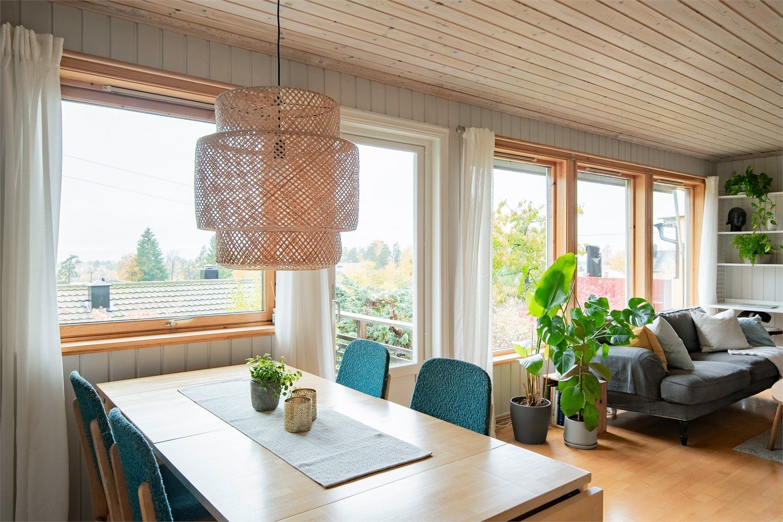Spiseplassen ligger i åpen tilknytning til stuen, med utsyn mot hagen og landskapet utenfor.