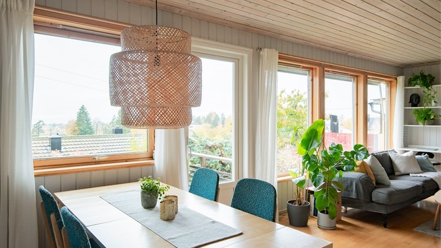 Spiseplassen ligger i åpen tilknytning til stuen, med utsyn mot hagen og landskapet utenfor.