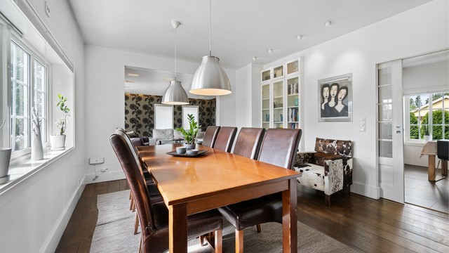 Spisestuen fungerer som et bindeledd mellom kjøkken og stue, med plass til langbord.