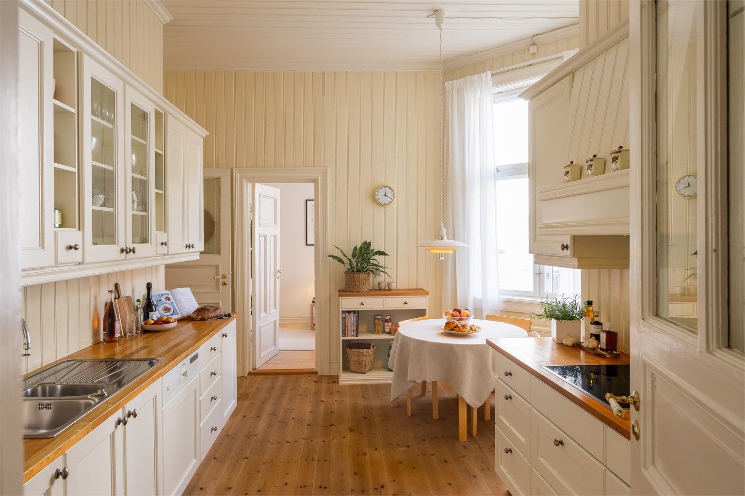 Leiligheten har store oppholdsrom og har noe moderniseringsbehov.