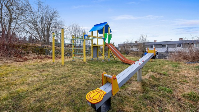 Nærområdet byr på flere lekeplasser og grøntområder, ideelt for barnefamilier.