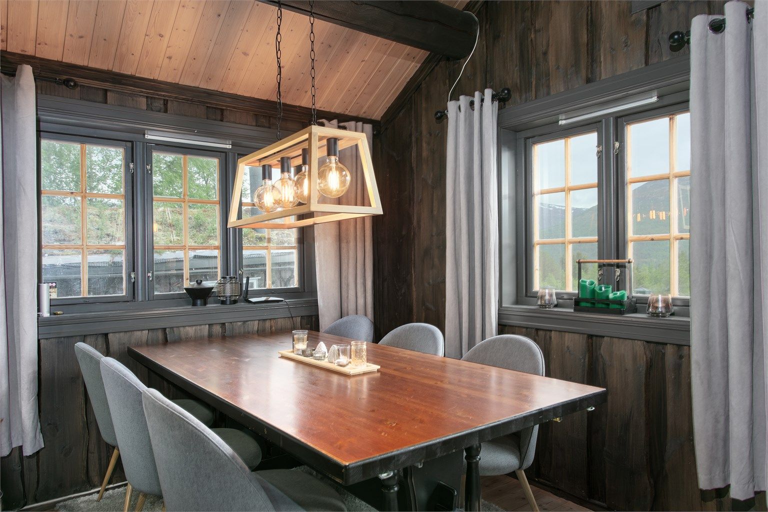 Spiseplassen er rammet inn av trevinduer med koblet glass.