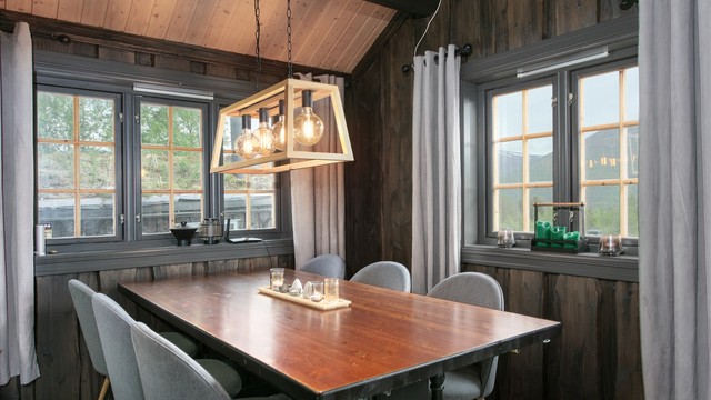 Spiseplassen er rammet inn av trevinduer med koblet glass.