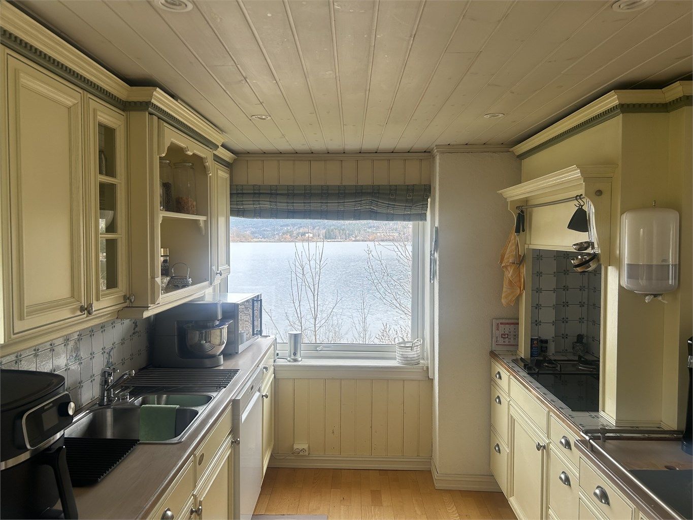 Flott kjøkken med masse skap- og benkeplass. 