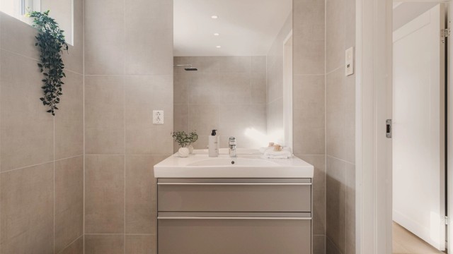 Vinduet gir badet godt med naturlig lys.