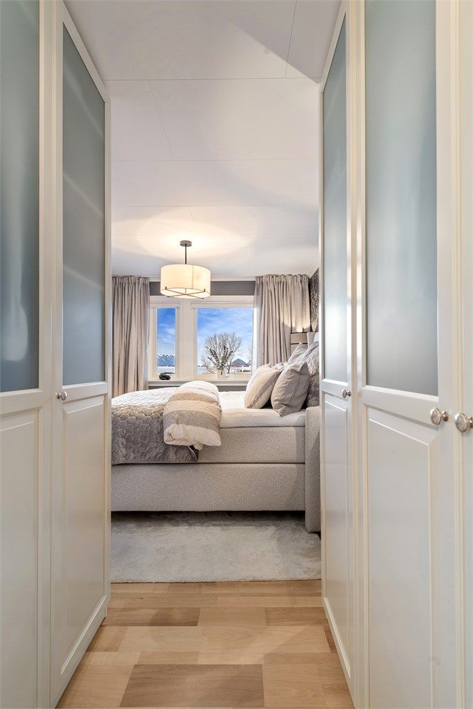 Garderobeløsningen gir gode oppbevaringsmuligheter på hovedsoverommet