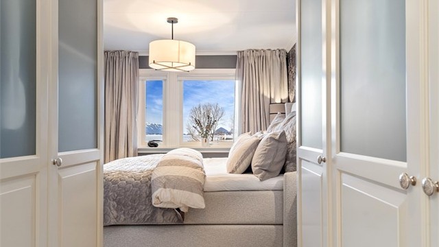 Garderobeløsningen gir gode oppbevaringsmuligheter på hovedsoverommet