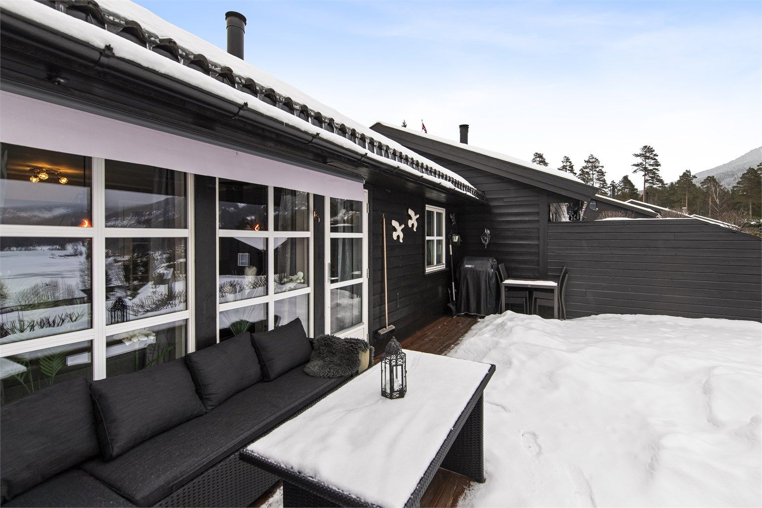 Terrassen strekker seg langs hyttens to yttervegger og er svært usjenert og solrik