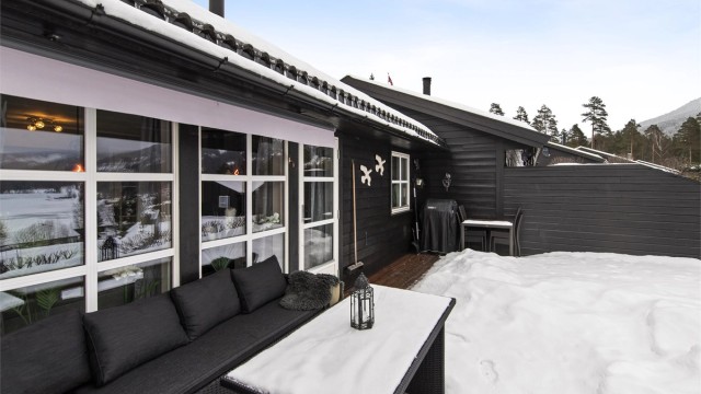 Terrassen strekker seg langs hyttens to yttervegger og er svært usjenert og solrik