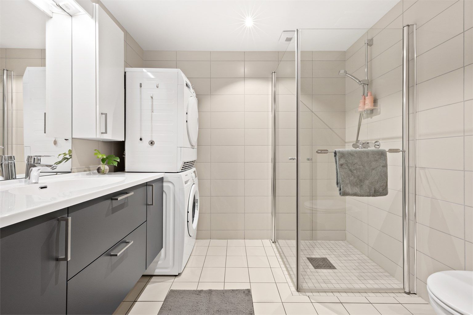 Hovedbadet har innredning fra Sigdal og opplegg for vaskesøyle.